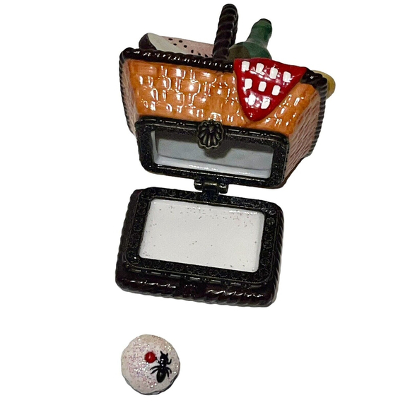 Cooking Club Of America Porcelain Picnic Basket Trinket Box with Cupcake & COA - Picture 6 of 15